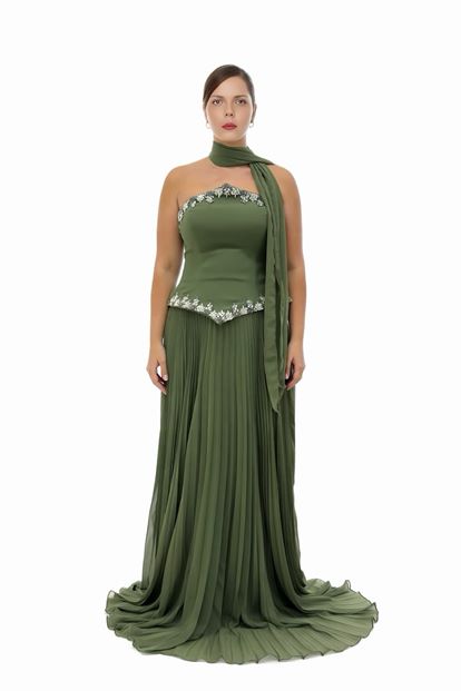 فستان سهرة كاكي اللون بدون حمالات بمقاسات كبيرة